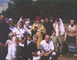 Приход храма Анастасии Узорешительницы в Теплом Стане в сентябре 2002 года. Храма тогда еще не было